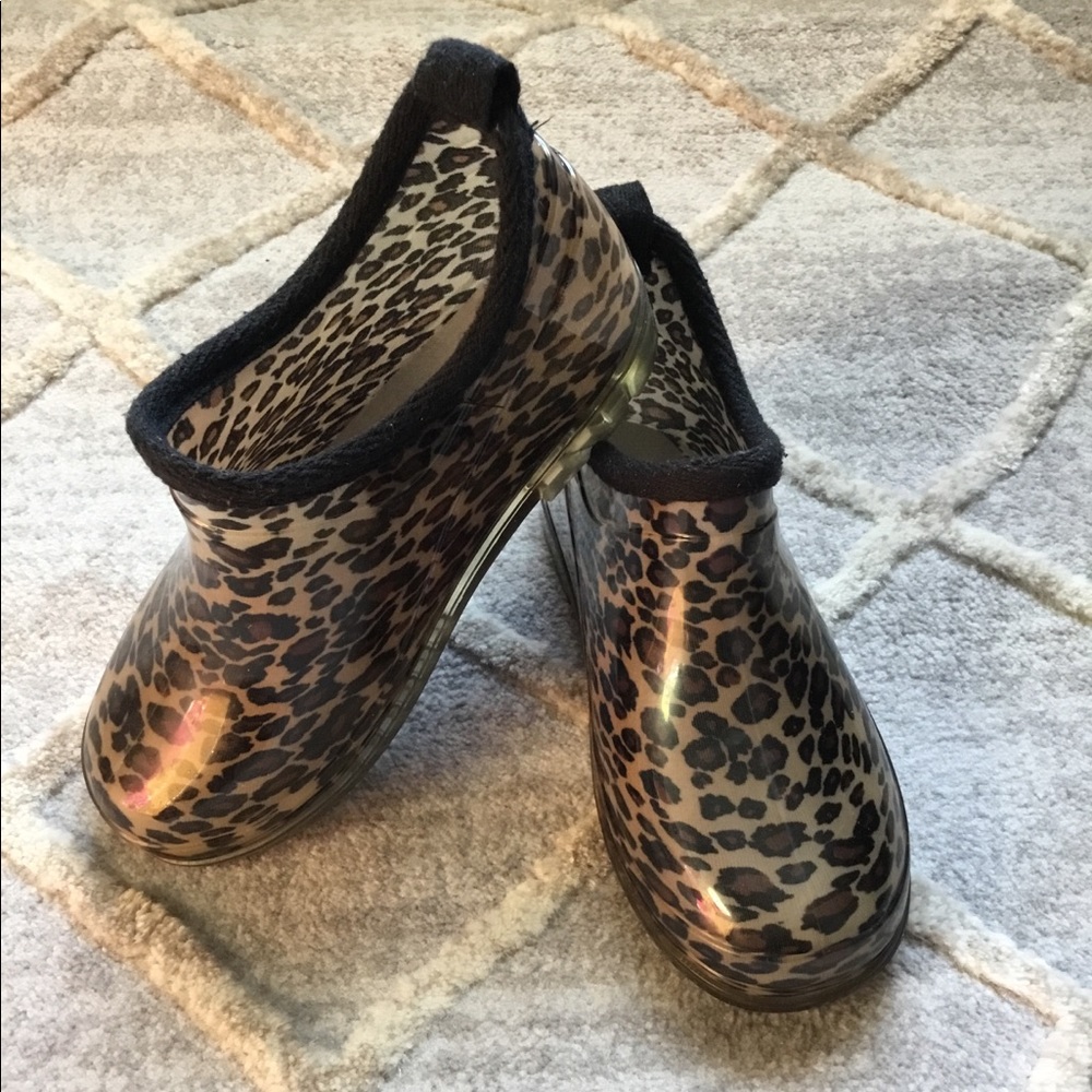 Rain shoes